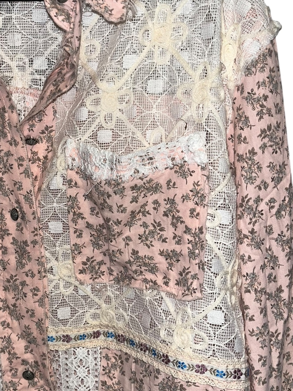POL Large Blush Floral Lace Button-Down Top - Picture 4 of 6